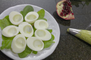 Huevos rellenos con palta.