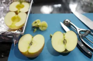 Cortando manzanas para rellenar