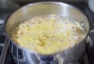 Cocinado los fideos ramen.