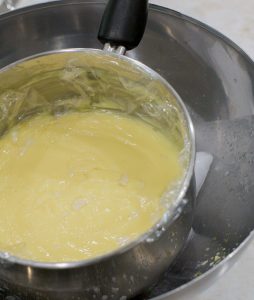 crema pastelera con plastico de cocina