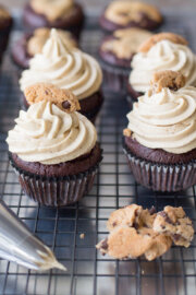 Cupcakes de chocolate y galletas