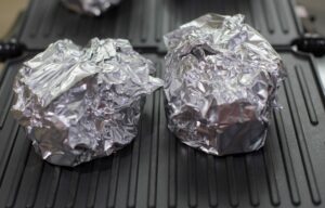 Repollo envuelto en papel aluminio.