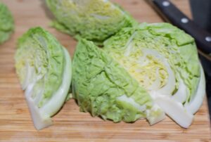 Repollo cortado en cascos.