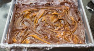 masa brownies con manjar esparcido.