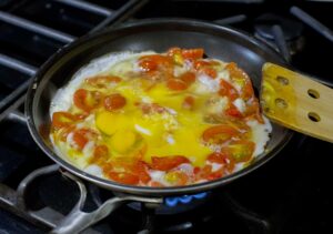 Huevos revueltos con tomate
