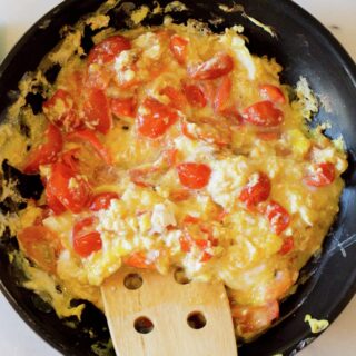 Huevos revueltos con tomate