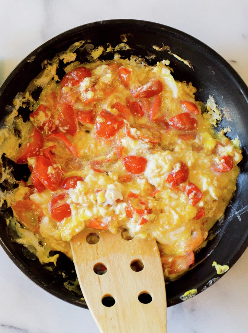 Huevos revueltos con tomate - La Cocina Chilena de Pilar Hernández