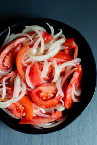 Ensalada chilena de tomate y cebolla