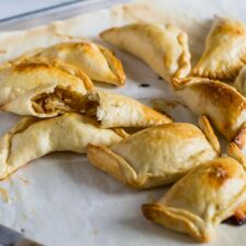 Pequenes o empanadas de cebolla