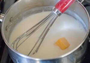 Agregando el queso a la salsa blanca