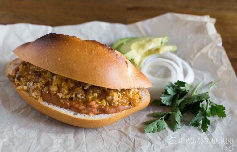 Torta de huevos con chorizo y frijoles