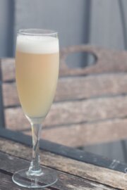 Pisco sour de cedrón o romero