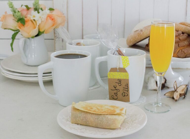 Desayuno mexicano Café de olla y burritos