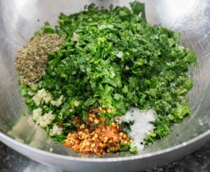 Mezcla para el chimichurri.