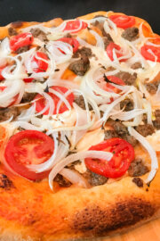 Pizza Chilena con tomate, carne y cebolla