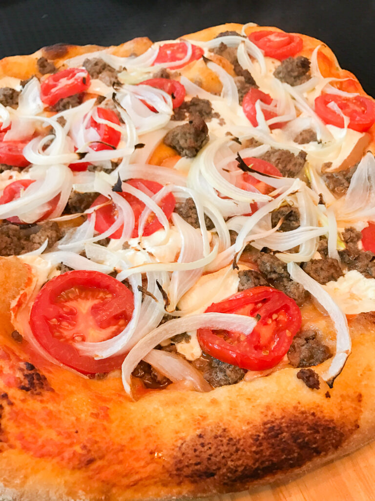 Pizza Chilena con tomate, carne y cebolla