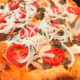 Pizza Chilena con tomate, carne y cebolla