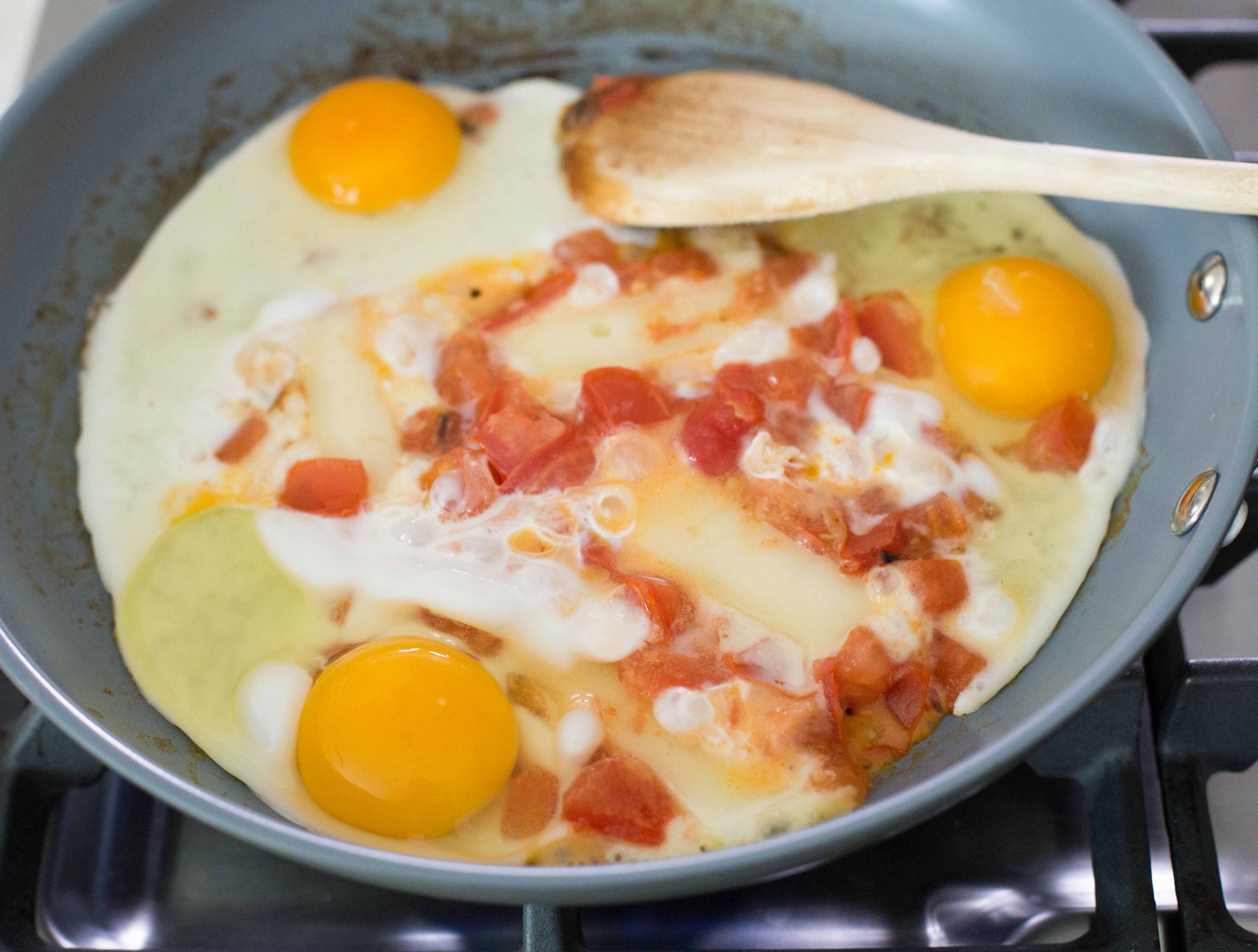 Huevos revueltos con tomate y queso - La Cocina Chilena de Pilar Hernández