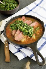 Guiso de porotos con bistec y chicmichurri