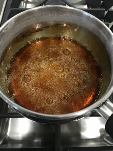 Caramelo en una olla.