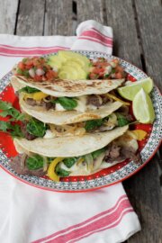 Quesadilla de bistec y vegetales, estilo Filadelfia