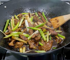 Carne Mongolian lista en el wok