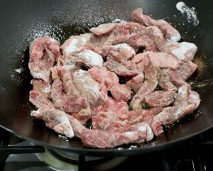Carne dorando en wok