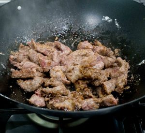 Carne dorandose en wok