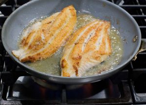 pescado siendo cocinado a la plancha