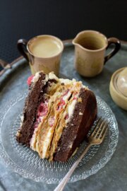 Torta mixta de chocolate, frambuesa y mil hojas