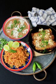 Comida mexicana saludable: Enchiladas de cerdo, arroz y frijoles refritos