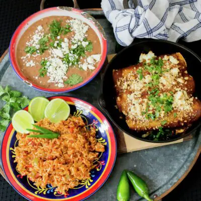Comida mexicana saludable: Enchiladas de cerdo, arroz y frijoles refritos