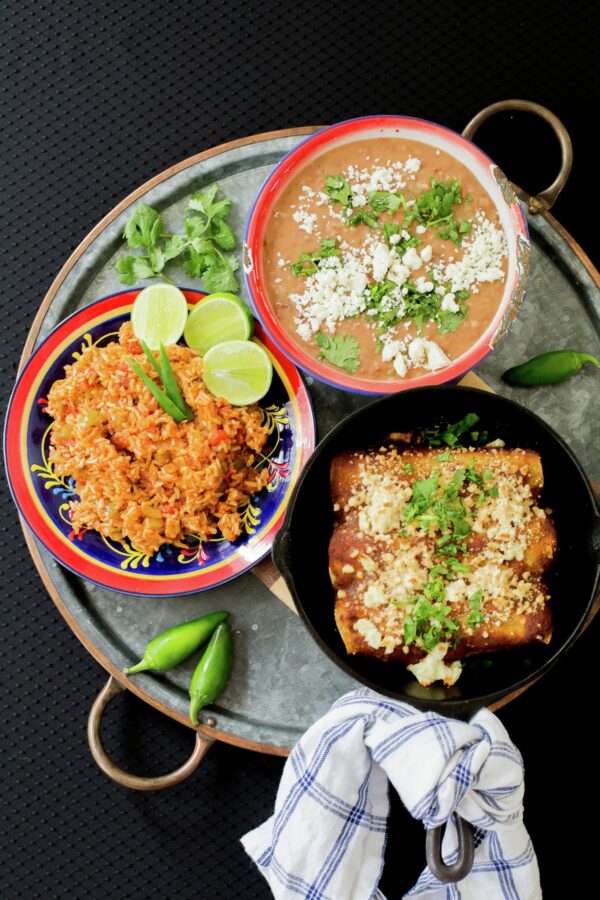 Enchiladas de cerdo, arroz y frijoles - La Cocina Chilena de Pilar