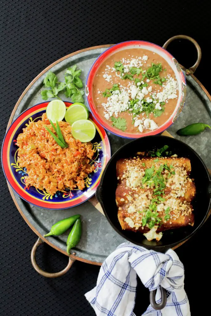 Comida mexicana saludable: Enchiladas de cerdo, arroz y frijoles refritos
