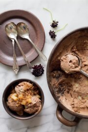 Helado de chocolate con manzana y migas