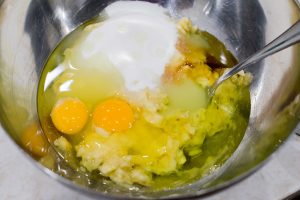 huevos, aceite y yogurt para masa de queque