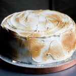 Torta Tres Leches cubierta con merengue