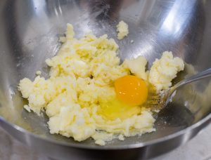 Azúcar, mantequilla huevo en bol
