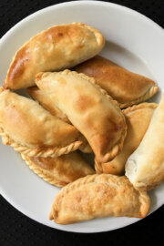 Empanadas de queso al horno o fritas, receta chilena.