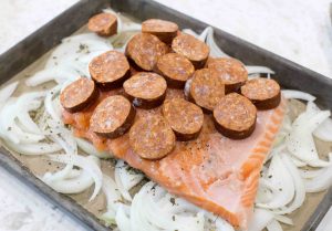 cebolla, salmón, longaniza en bandeja de horno