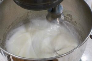 Claras y azúcar batidas para merengue