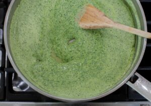 Cocinando la salsa de cilantro.