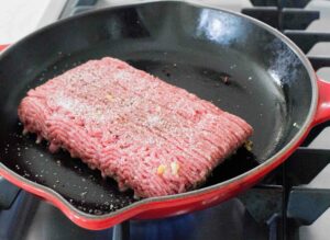 Carne molida cocinando en la sartén.