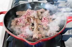 Dorando la carne en la sartén.