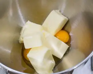 Mantequilla y huevos en bol