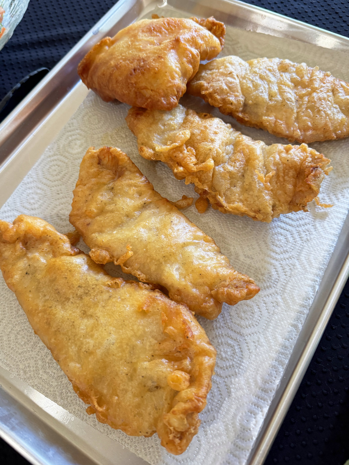Presas de pescado frito en bandeja.