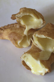 Empanada de queso chilena