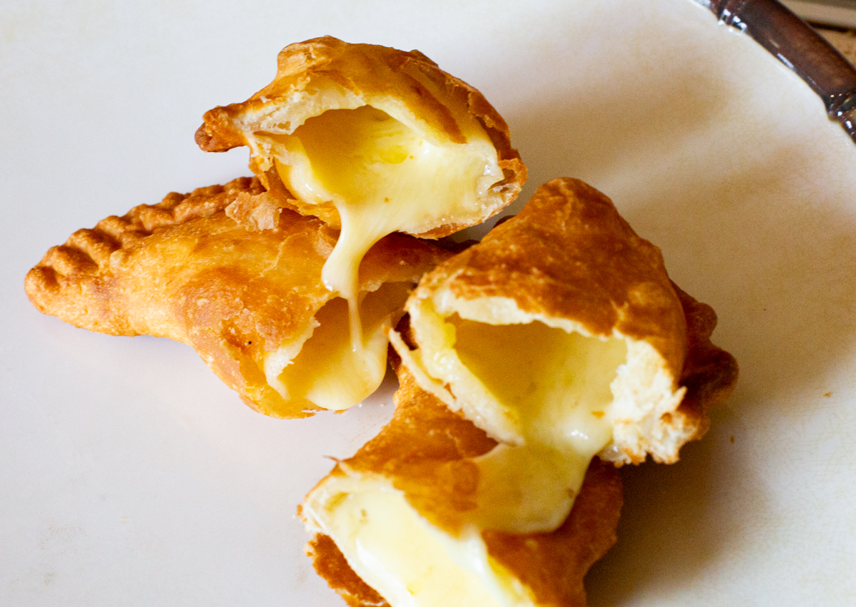 Empanadas de queso frita.