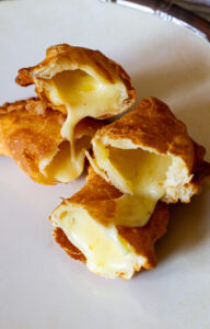 Empanadas de queso frita.
