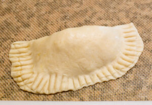 Empanada con bordes sellados con un tenedor.